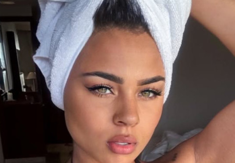 Mama acestei frumuseți nu se lasă până nu-i verifică fiecare pretendent: "O scot din minți, dar nu vreau să iasă cu vreun ratat"