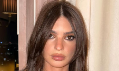 Emily Ratajkowski, ținută riscantă la Paris. Și-a pus mânecile unui pulover peste pieptul gol și s-a asigurat că toți ochii sunt pe ea