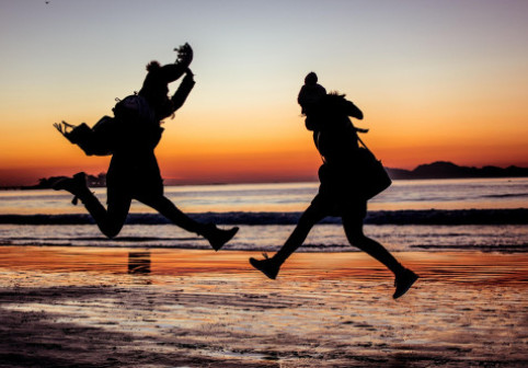 Vineri 13 nu e zi cu ghinion pentru ele. Viața începe să se îmbunătățească pentru trei zodii după 13 martie 2026