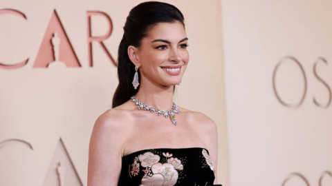 Anne Hathaway, criticată de fani după apariția la gala premiilor Oscar 2026: „Ce și-a făcut la față? E de nerecunoscut!”