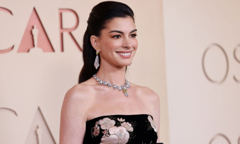 Anne Hathaway, criticată de fani după apariția la gala premiilor Oscar 2026: „Ce și-a făcut la față? E de nerecunoscut!”