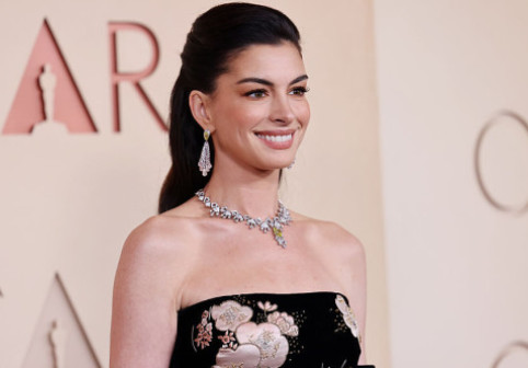 Anne Hathaway, criticată de fani după apariția la gala premiilor Oscar 2026: „Ce și-a făcut la față? E de nerecunoscut!”