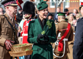 VIDEO. Prințesa Kate a împărtășit un moment adorabil cu fetița unui soldat din Gărzile Irlandeze. Puștoaica de 3 ani a cucerit-o total