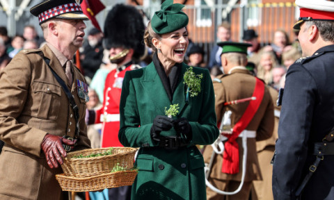 VIDEO. Prințesa Kate a împărtășit un moment adorabil cu fetița unui soldat din Gărzile Irlandeze. Puștoaica de 3 ani a cucerit-o total