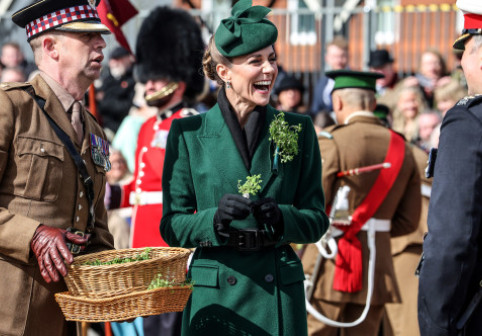 VIDEO. Prințesa Kate a împărtășit un moment adorabil cu fetița unui soldat din Gărzile Irlandeze. Puștoaica de 3 ani a cucerit-o total