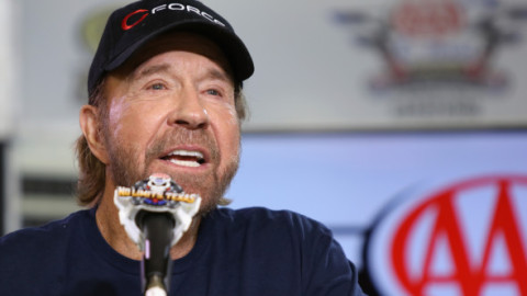 Cum s-a filmat Chuck Norris cu doar o săptămână înainte să-și piardă viața. Nimic nu prevestea tragedia: „Nu îmbătrânesc, evoluez!”