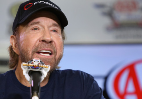 Cum s-a filmat Chuck Norris cu doar o săptămână înainte să-și piardă viața. Nimic nu prevestea tragedia: „Nu îmbătrânesc, evoluez!”