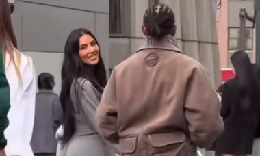 Kim Kardashian și Lewis Hamilton, ca doi îndrăgostiți în Tokyo. Surprinși plimbându-se de mână pe străzile orașului