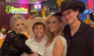 Reese Witherspoon a fost „frumoasa balului” la petrecerea ei de 50 de ani. Fiul i-a dedicat cele mai frumoase cuvinte