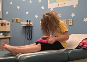 O fetiță de șase ani se micșorează sub ochii părinților: “Totul pare să se retragă, să se scufunde”. Medicii nu pot explica fenomenul