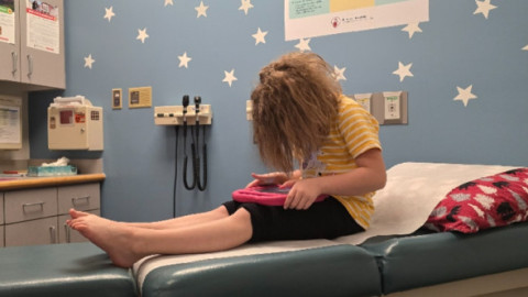 O fetiță de șase ani se micșorează sub ochii părinților: “Totul pare să se retragă, să se scufunde”. Medicii nu pot explica fenomenul