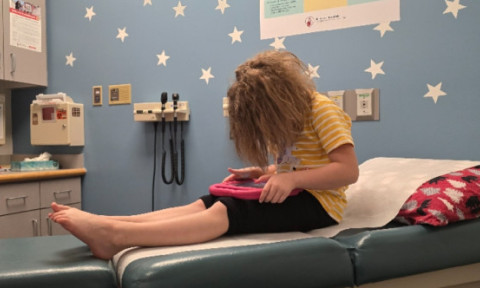 O fetiță de șase ani se micșorează sub ochii părinților: “Totul pare să se retragă, să se scufunde”. Medicii nu pot explica fenomenul