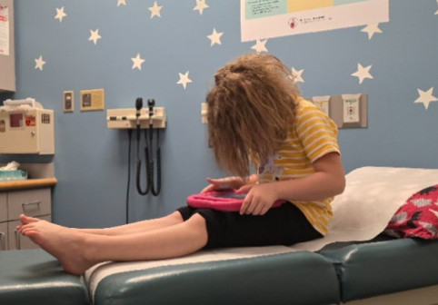 O fetiță de șase ani se micșorează sub ochii părinților: “Totul pare să se retragă, să se scufunde”. Medicii nu pot explica fenomenul