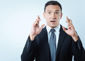 6 lucruri pe care oamenii foarte superstițioși le fac mai des decât ceilalți. Obiceiurile prin care încearcă să atragă norocul