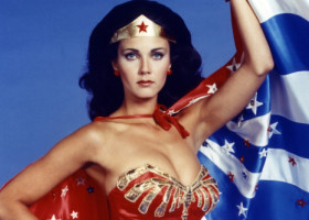 Lynda Carter, apariție spectaculoasă la 75 de ani: “Întinerește?”. Wonder Woman a dezvăluit secretul ei: “Doar apă și săpun”
