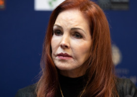 Priscilla Presley, apariție rară în public alături de fiul ei, Navarone. Cei doi au mers împreună în Germania