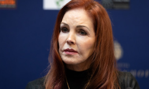 Priscilla Presley, apariție rară în public alături de fiul ei, Navarone. Cei doi au mers împreună în Germania