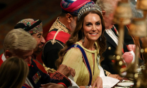 Kate Middleton, ca o rază de soare într-o rochie galbenă spectaculoasă. Prințesa a purtat și tiara preferată a prințesei Dianei