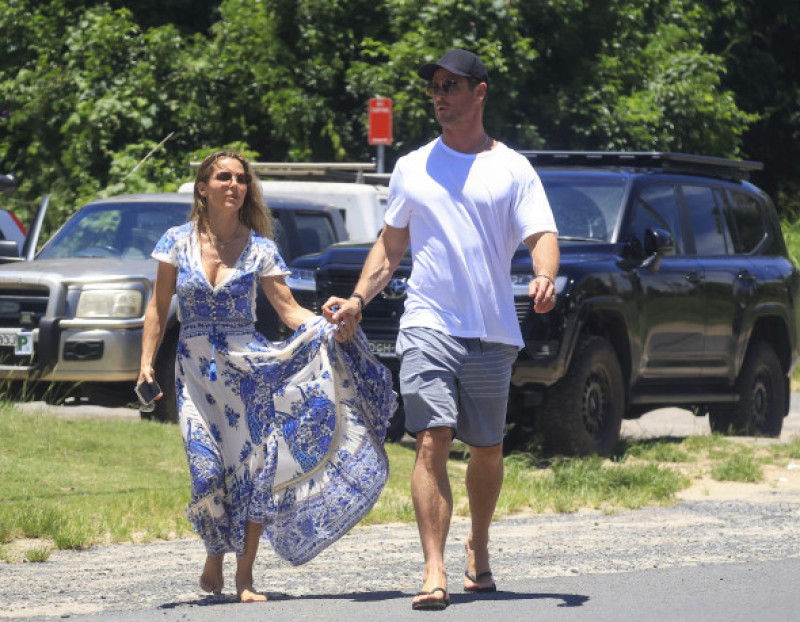EXCLUSIVE: *NO DAILYMAIL ONLINE* Chris Hemsworth And Elsa Pataky Head To Lunch, Hand In Hand, In Byron Bay - 11 Jan 2024