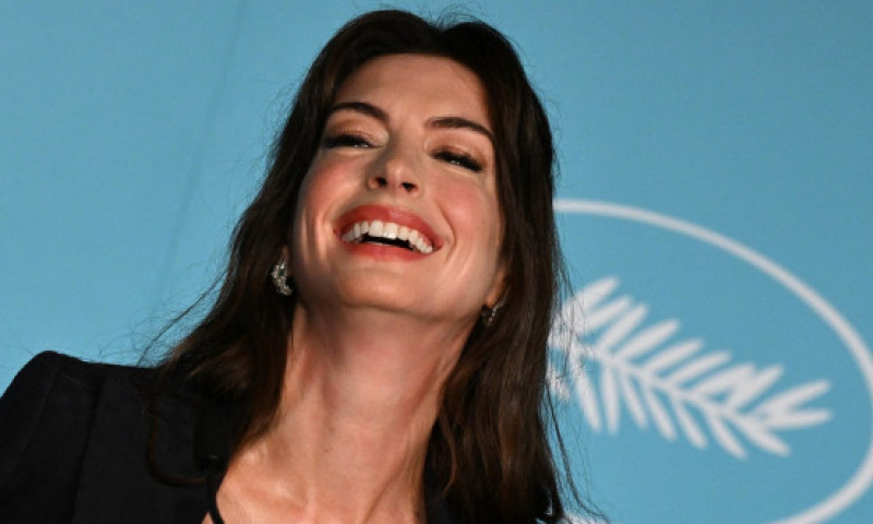 Anne Hathaway s-a bucurat in timpul unui interviu cand echipa ei favorita, Arsenal, a dat gol. Reactia a devenit virala.