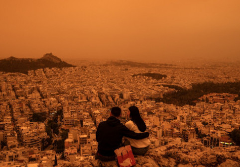 (GALERIE FOTO) Imagini apocaliptice din Atena. Cerul Greciei a fost acoperit de o ceata portocalie, provocata de o furtuna de praf din Sahara