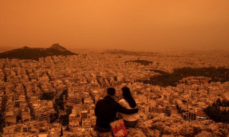 (GALERIE FOTO) Imagini apocaliptice din Atena. Cerul Greciei a fost acoperit de o ceata portocalie, provocata de o furtuna de praf din Sahara