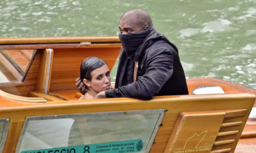 Bianca Censori, sotia lui Kanye West, socheaza cu o noua aparitie pe strazile din Italia