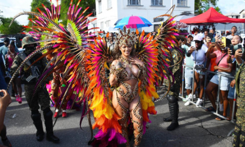 (VIDEO)Ești la supermarket și o vezi pe Rihanna printre rafturile cu zarzavaturi. Care e prima ta reacție?