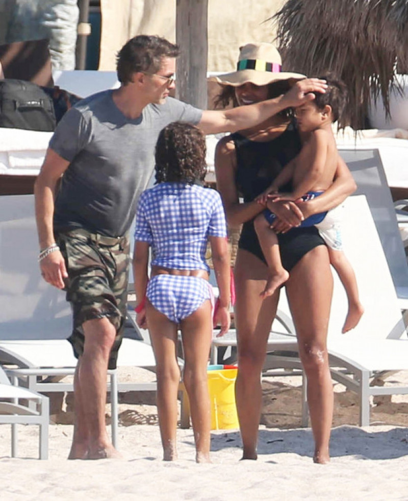 Exclusive... Halle &amp; Olivier Enjoy Another Sun-Soaked Day In Mexico ***NO WEB USE W/O PRIOR AGREEMENT - CALL FOR PRICING***