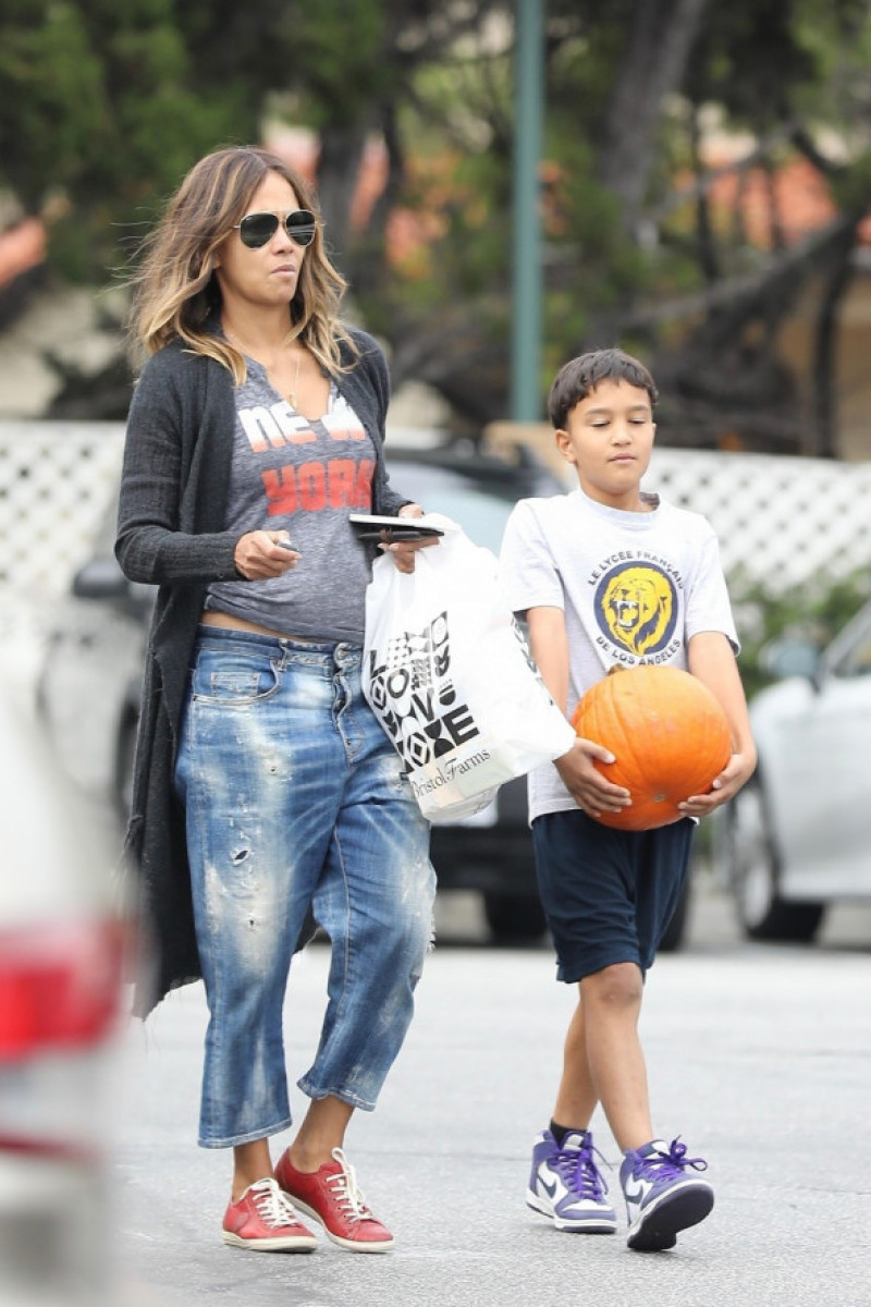 *EXCLUSIVE* Halle Berry is seen with her son Maceo at Bristol Farms and Pet Co. after finalizing an 8-year divorce