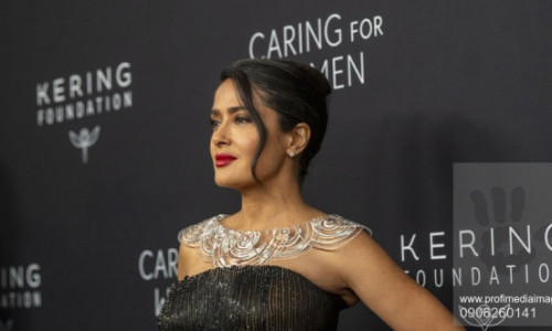 Salma Hayek, apariție spectaculoasă la 59 de ani. Actrița și-a sărbătorit ziua în costum de baie roșu, pe un iaht de lux