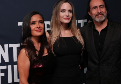 Angelina Jolie si Salma Hayek au intors toate privirile la Festivalul Internatinoal de Film de la Toronto