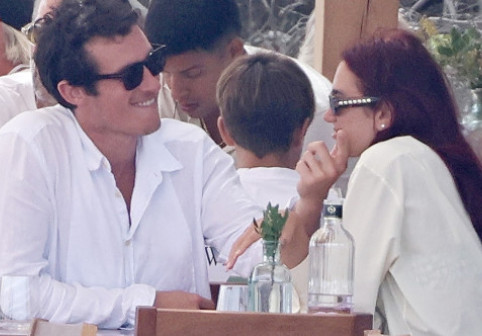 Dua Lipa și Callum Turner, scene pasionale în vacanță. Cuplul a fost surprins în largul mării, pe Coasta Amalfi