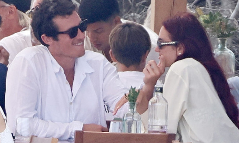 Dua Lipa și Callum Turner, scene pasionale în vacanță. Cuplul a fost surprins în largul mării, pe Coasta Amalfi