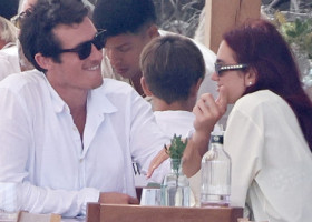 Dua Lipa și Callum Turner, scene pasionale în vacanță. Cuplul a fost surprins în largul mării, pe Coasta Amalfi