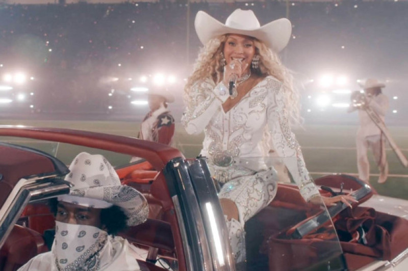 Beyoncé’s Rocks All-White 'Cowboy Carter'-Inspired Look for Christmas Day NFL Halftime Show Performance