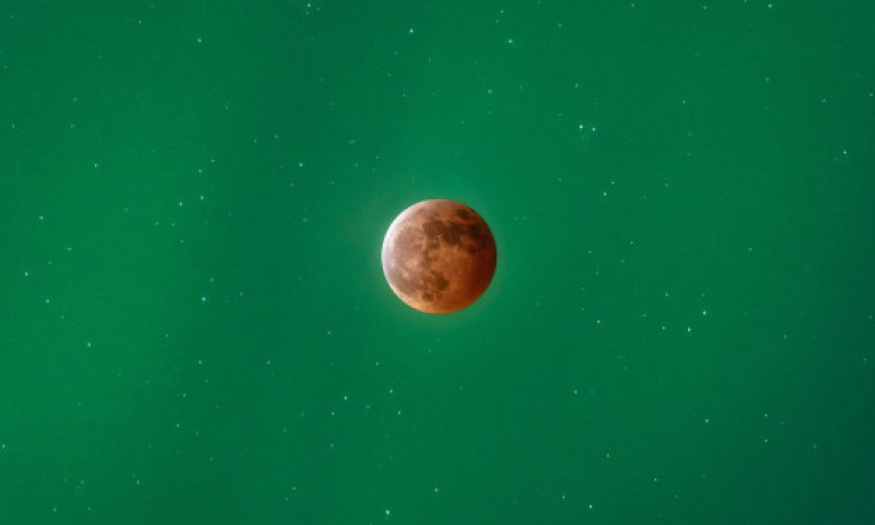 Eclipsa de Lună întâlnește aurora boreală. Vezi momentul unic surprins în Alaska de fotograful Dan Zafra