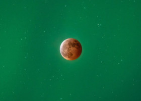 Eclipsa de Lună întâlnește aurora boreală. Vezi momentul unic surprins în Alaska de fotograful Dan Zafra