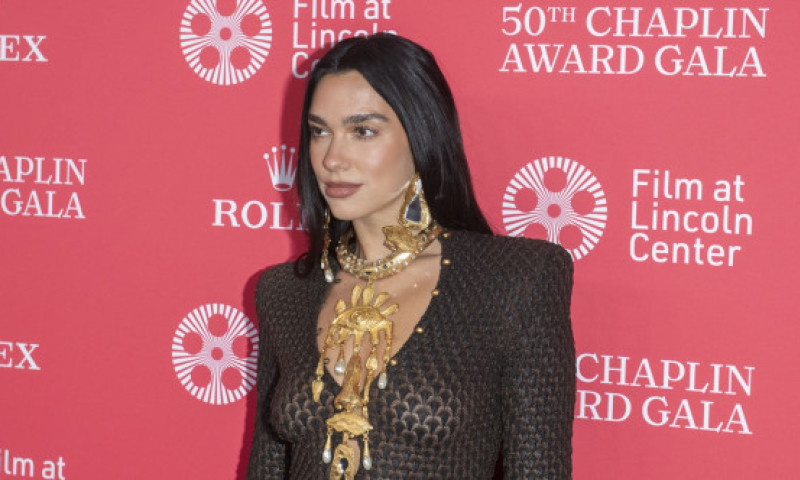 Dua Lipa, apariție spectaculoasă într-o rochie semi-transparentă la Gala Chaplin din New York