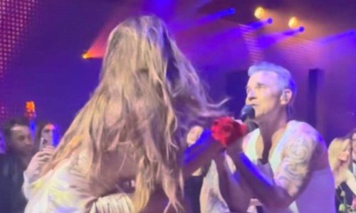 Robbie Williams i-a cântat în genunchi Mădălinei Ghenea, la petrecerea unui miliardar italian