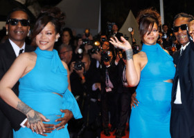 Rihanna își etalează burtica de gravidă într-o rochie albastră, alături de A$AP Rocky, pe covorul roșu de la Cannes 2025