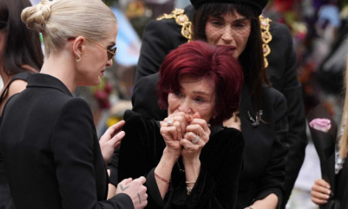 Ozzy Osbourne, condus pe ultimul drum de mii de fani în Birmingham. Sharon și copiii, sfâșiați de durere