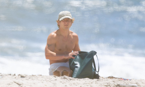 Jeremy Allen White își etalează fizicul lucrat pe plajă. Actorul se pregătește pentru rolul lui Bruce Springsteen