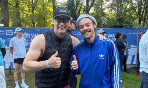 Harry Styles, apariție surpriză la Maratonul de la Berlin 2025. Artistul a alergat sub un nume fals și și-a doborât recordul personal
