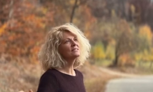 Dana Nălbaru, fosta solistă Hi-Q, revine în muzică. Noua piesă e compusă „din dragoste pentru Dumnezeu”