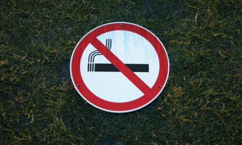 Cei născuți după 2009 nu vor mai putea fuma niciodată. Marea Britanie introduce cea mai dură lege anti-tutun