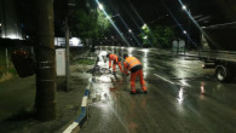 În Craiova, sistemul de canalizare al orașului a cedat. FOTO: Facebook Lia Olguța Vasilescu | Poza 10 din 12