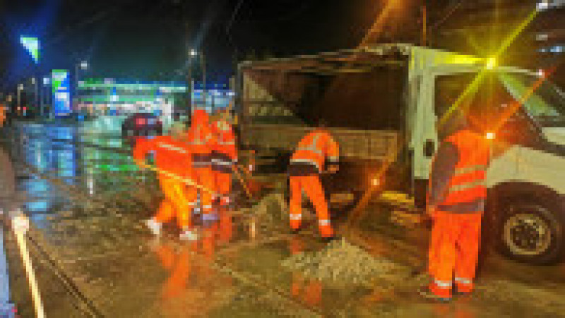 În Craiova, sistemul de canalizare al orașului a cedat. FOTO: Facebook Lia Olguța Vasilescu | Poza 3 din 12