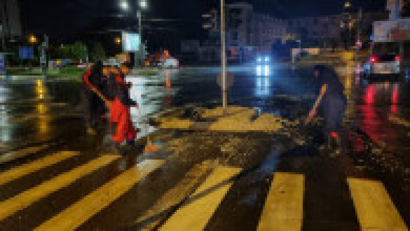 În Craiova, sistemul de canalizare al orașului a cedat. FOTO: Facebook Lia Olguța Vasilescu | Poza 12 din 12