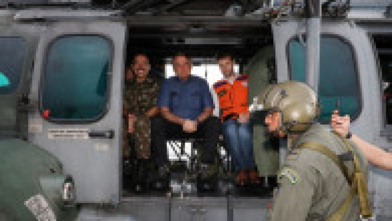 Președintele Bolsonaro a survolat zonele inundate la bordul unui elicopter Foto: Profimedia Images | Poza 13 din 13